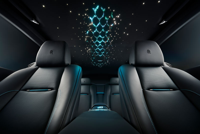 Un automóvil de la colección Adamas, que incluía 40 Rolls-Royce Wraiths y 30 Dawns. Los coches tienen “estructuras de carbono irrompibles en su interior”, y el emblema frontal del capó está hecho de fibra de carbono. El reloj que hay en el salpicadero tiene diamantes negros engarzados. Foto: Rolls-Royce